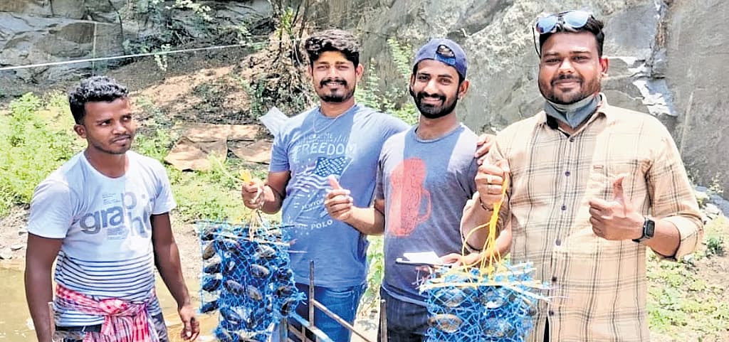 ಇಳುವರಿಯೊಂದಿಗೆ ಮೂವರು ಯುವಕರು