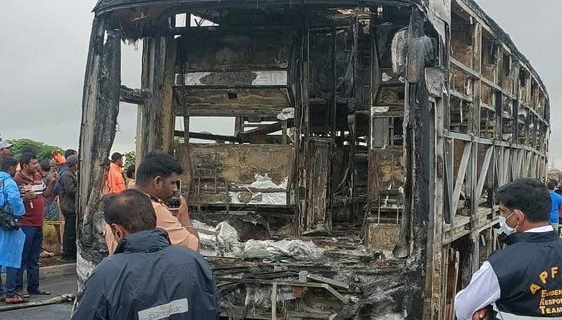 Kurnool bus fire: ವಿಧಿವಿಜ್ಞಾನ ತಂಡದಿಂದ ತನಿಖೆ ಆರಂಭ; ಮೃತದೇಹಗಳ DNA ಮಾದರಿ ಸಂಗ್ರಹ; ಬೈಕ್ ಸವಾರ ಸಾವು; Video
