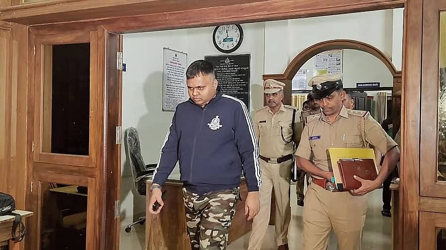 ಧರ್ಮಸ್ಥಳ ಬುರುಡೆ ಕೇಸ್: ಕೋರ್ಟ್ ಗೆ SIT ತನಿಖಾ ವರದಿ ಸಲ್ಲಿಕೆ; 4 ಸಾವಿರ ಪುಟಗಳಲ್ಲಿ ಷಡ್ಯಂತ್ರ, ಸುಳ್ಳು ಸಾಕ್ಷ್ಯದ ಬಗ್ಗೆ ಸ್ಫೋಟಕ ಮಾಹಿತಿ ಬಹಿರಂಗ!