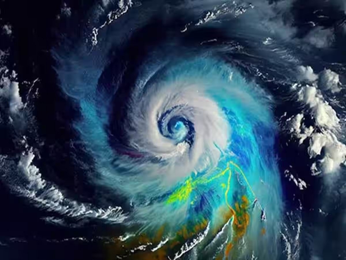 Cyclone Montha: 72 ರೈಲುಗಳ ಸಂಚಾರ, ಏರ್ ಇಂಡಿಯಾ ವಿಮಾನ ಸೇವೆ ರದ್ದು