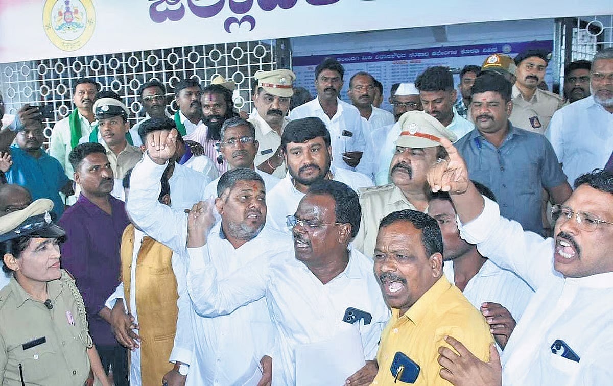 ಕಲಬುರಗಿ: RSS ಮೆರವಣಿಗೆ ಬಗ್ಗೆ ಚರ್ಚಿಸಲು ಕರೆದಿದ್ದ ಶಾಂತಿ ಸಭೆ ಗದ್ದಲ, ಗೊಂದಲದಲ್ಲಿ ಅಂತ್ಯ
