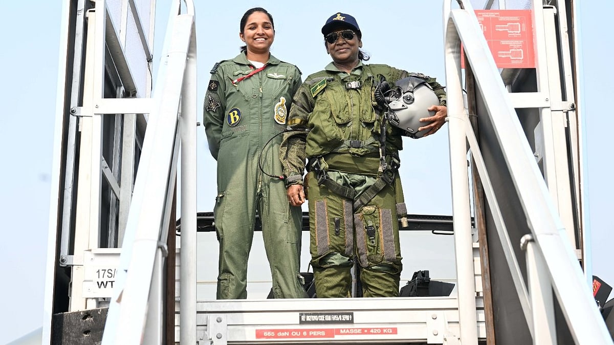 ಪಾಕಿಸ್ತಾನ ಸೆರೆ ಹಿಡಿದ ಮಹಿಳಾ ಪೈಲಟ್ ಜೊತೆ ರಾಷ್ಟ್ರಪತಿ ದ್ರೌಪದಿ ಮುರ್ಮು 'ರಾಫೆಲ್' ಪೋಸ್!