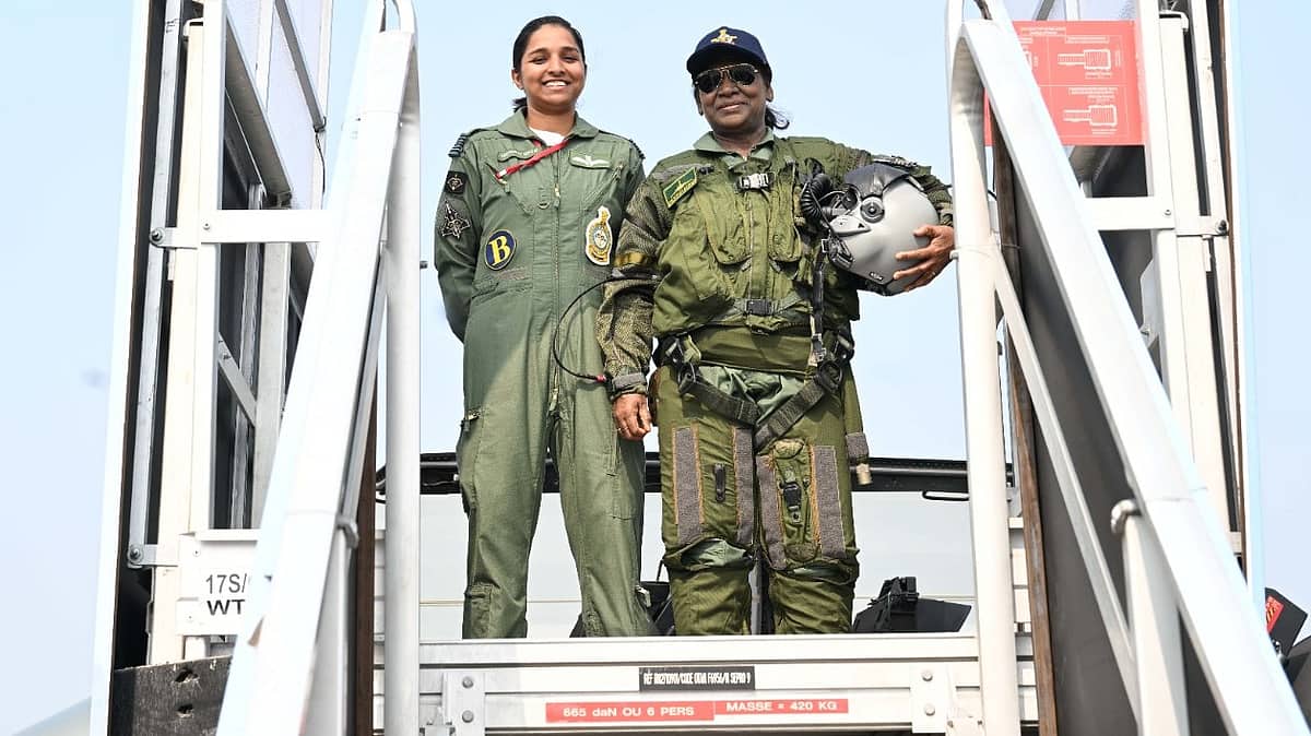 ಪಾಕಿಸ್ತಾನ ಸೆರೆ ಹಿಡಿದ ಮಹಿಳಾ ಪೈಲಟ್ ಜೊತೆ ರಾಷ್ಟ್ರಪತಿ ದ್ರೌಪದಿ ಮುರ್ಮು 'ರಾಫೆಲ್' ಪೋಸ್!