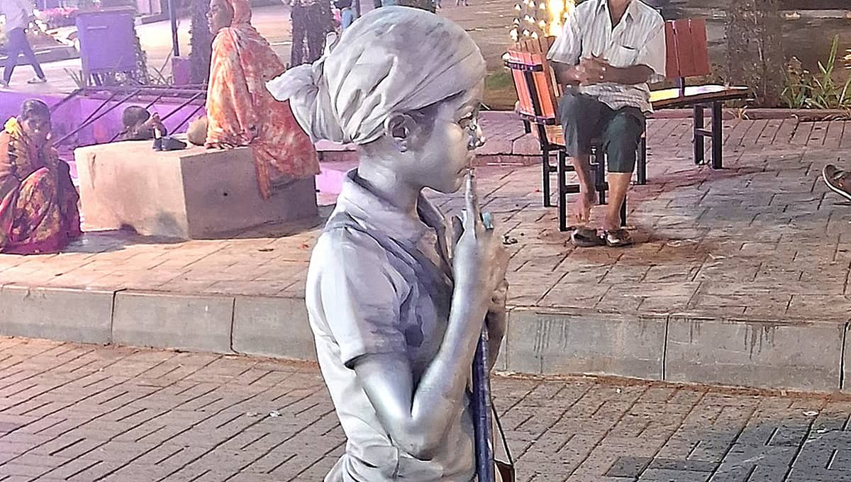 ಮೈಸೂರು: ಹಸಿದ ಹೊಟ್ಟೆ, ಖಾಲಿ ಜೇಬು; ತುತ್ತು ಕೂಳಿಗಾಗಿ ಗಾಂಧಿ ವೇಷ ಹಾಕುತ್ತಿರುವ ವಲಸೆ ಮಕ್ಕಳು!