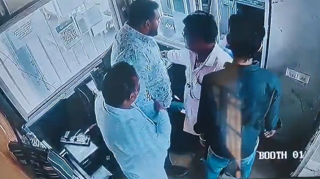 'ನನ್ನ ಅಪ್ಪ ಯಾರು ಗೊತ್ತಾ': BJP ನಾಯಕ ವಿಜು ಗೌಡ ಪುತ್ರನಿಂದ ಟೋಲ್ ಬೂತ್ ಸಿಬ್ಬಂದಿ ಮೇಲೆ ಹಲ್ಲೆ; Video viral