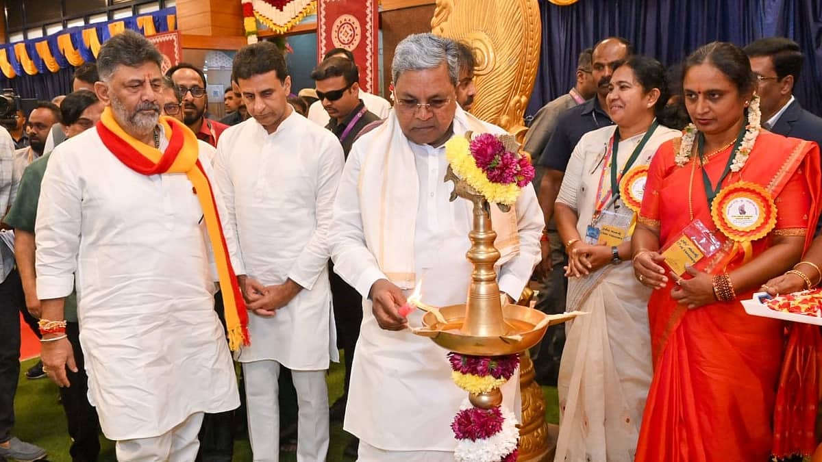 70ನೇ ಕನ್ನಡ ರಾಜ್ಯೋತ್ಸವ: ನಾಡದೇವತೆ ಭುವನೇಶ್ವರಿಗೆ ಪುಷ್ಪಾರ್ಚನೆ; ಧ್ವಜಾರೋಹಣ ನೆರವೇರಿಸಿದ ಸಿಎಂ ಸಿದ್ದರಾಮಯ್ಯ