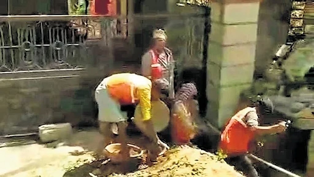 TNIE ವರದಿ ಫಲಶ್ರುತಿ: HBR-ಕಮ್ಮನಹಳ್ಳಿಯಲ್ಲಿ ಚರಂಡಿಗಳ ಸ್ವಚ್ಛಗೊಳಿಸಿದ GBA