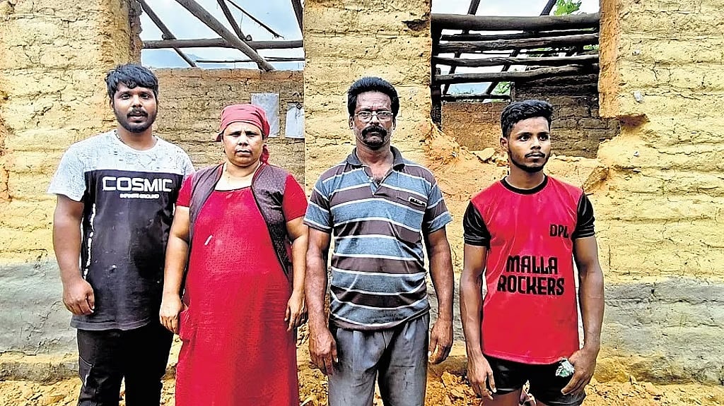 ಕುದುರೆಮುಖ: ಒತ್ತುವರಿಯಾಗಿದ್ದ ಅರಣ್ಯ ಭೂಮಿ ತೆರವು; 50 ವರ್ಷಗಳಿಂದ ನೆಲೆಸಿದ್ದ ಕುಟುಂಬ ಬೀದಿಪಾಲು..!