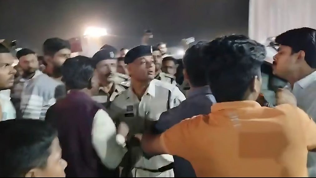 Chhattisgarh: ಕರ್ತವ್ಯ ನಿರತ 'ಪೊಲೀಸ'ರೊಂದಿಗೆ ಗಲಾಟೆ, ಸಮವಸ್ತ್ರ ಬಿಚ್ಚುವುದಾಗಿ ಬೆದರಿಕೆ; ಬಿಜೆಪಿ ಕಾರ್ಯಕರ್ತನ ವಿರುದ್ಧ ಕೇಸ್ ದಾಖಲು