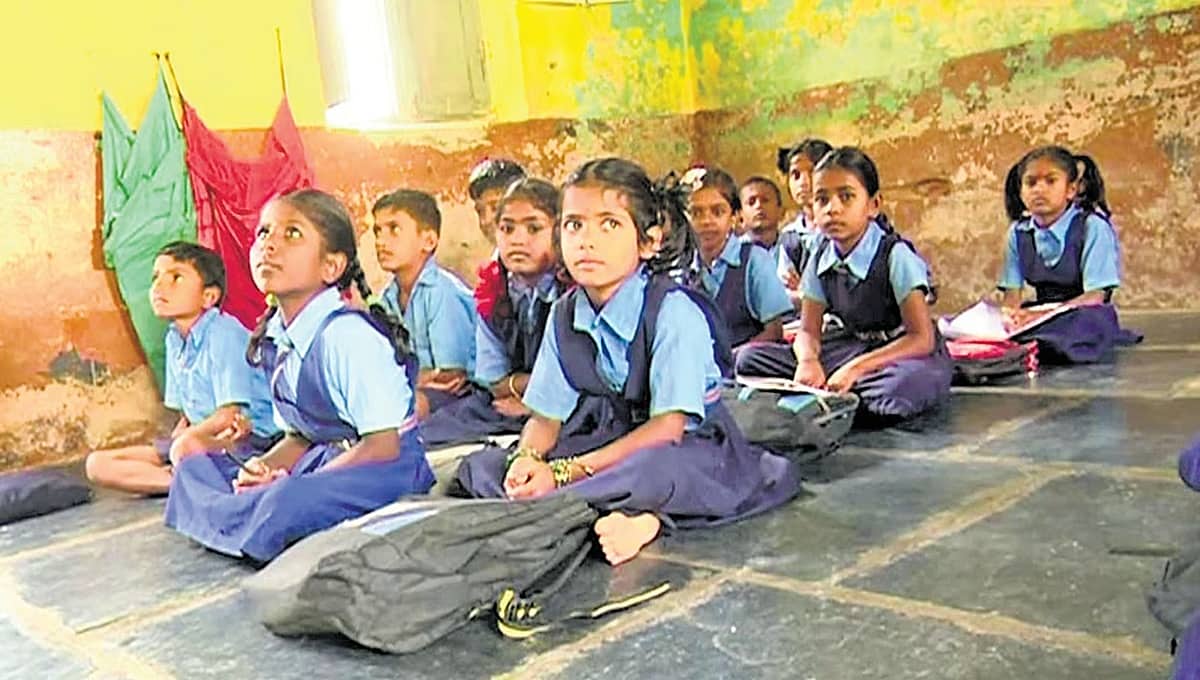 ಗದಗ: ಒಂದೇ ಕಟ್ಟಡದಲ್ಲಿ ಶಾಲಾ ತರಗತಿ ಮತ್ತು ಗ್ರಾಮ ಪಂಚಾಯತ್ ಕಚೇರಿ; ವಿದ್ಯಾರ್ಥಿಗಳ ಭವಿಷ್ಯ ಅತಂತ್ರ!