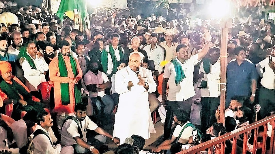 ನಿಲ್ಲದ ಕಬ್ಬು ಸಮರ: ಸಚಿವ ಶಿವಾನಂದ್ ಪಾಟೀಲ್ ಮನವಿಗೂ ಜಗ್ಗದ ರೈತರು; 3,500 ದರ ಘೋಷಿಸದ ಹೊರತು ಪ್ರತಿಭಟನೆ ನಿಲ್ಲಲ್ಲ ಎಂದು ಪಟ್ಟು!