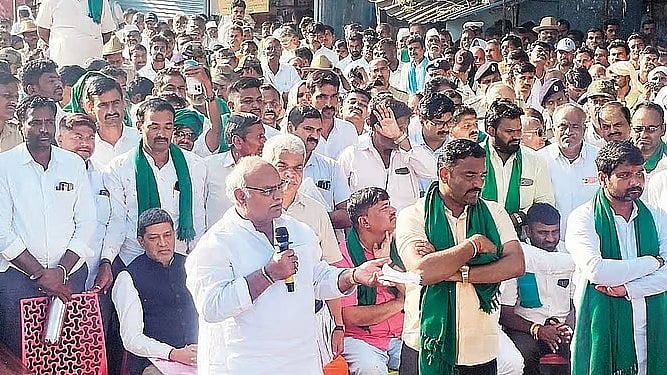 ಪ್ರತಿಭಟನಾ ಸ್ಥಳಕ್ಕೆ ಸಚಿವ ಶಿವಾನಂದ್ ಪಾಟೀಲ್ ಭೇಟಿ: ರೈತರಿಗೆ ದರ ನಿಗದಿ ಆದೇಶ ಪ್ರತಿ ಹಸ್ತಾಂತರ