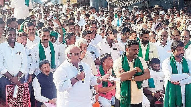 ಪ್ರತಿಭಟನಾ ಸ್ಥಳಕ್ಕೆ ಸಚಿವ ಶಿವಾನಂದ್ ಪಾಟೀಲ್ ಭೇಟಿ: ರೈತರಿಗೆ ದರ ನಿಗದಿ ಆದೇಶ ಪ್ರತಿ ಹಸ್ತಾಂತರ