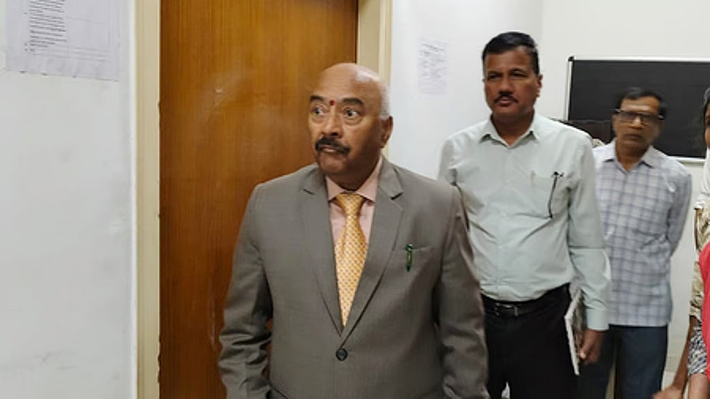 ಫೋನ್ ಬಳಸಿದ ವಿದ್ಯಾರ್ಥಿಗೆ ಮನಸೋ ಇಚ್ಛೆ ಥಳಿತ: ಉಪ ಲೋಕಾಯುಕ್ತರಿಂದ ಮುಖ್ಯೋಪಾಧ್ಯಾಯರ ವಿರುದ್ಧ ಸ್ವಯಂ ಪ್ರೇರಿತ ದೂರು ದಾಖಲು