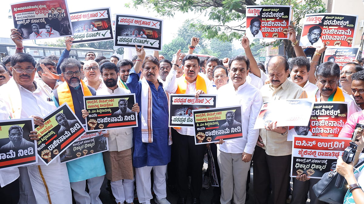 ಜೈಲಿನ ಕೈದಿಗಳಿಗೆ 'ರಾಜಾತಿಥ್ಯ'ಕ್ಕೆ ಖಂಡನೆ: ಸಿಎಂ ಮನೆಗೆ ಮುತ್ತಿಗೆ ಯತ್ನ; ಅನೇಕ ಬಿಜೆಪಿ ನಾಯಕರು ಪೊಲೀಸ್​ ವಶಕ್ಕೆ