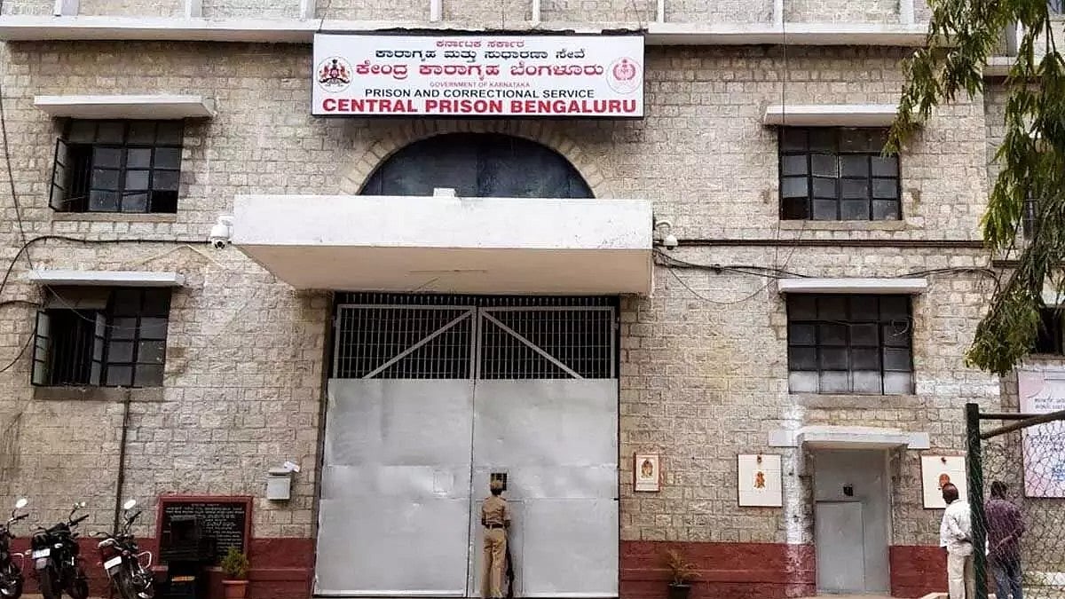 ಪರಪ್ಪನ ಅಗ್ರಹಾರ ಜೈಲಿನಲ್ಲಿ ಕೈದಿಗಳಿಗೆ 'ರಾಜಾತಿಥ್ಯ': ಇಬ್ಬರು ಅಧಿಕಾರಿಗಳು ಅಮಾನತು; ಮುಖ್ಯ ಅಧೀಕ್ಷಕ ಎತ್ತಂಗಡಿ; ತನಿಖೆಗೆ ಸಮಿತಿ ರಚನೆ; Video