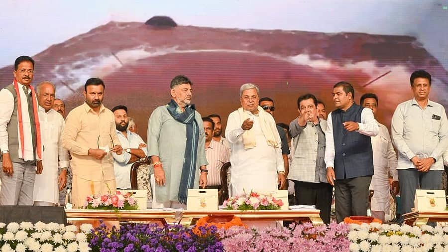 ನಾಯಕತ್ವ ಬದಲಾವಣೆ ಜಟಾಪಟಿ: 5 ವರ್ಷವೂ ನಾನೇ ಸಿಎಂ ಎಂದ ಸಿದ್ದರಾಮಯ್ಯ; ಡಿಕೆಶಿ ನೋಡಿದಾಕ್ಷಣ ಸ್ವರ ಬದಲು!