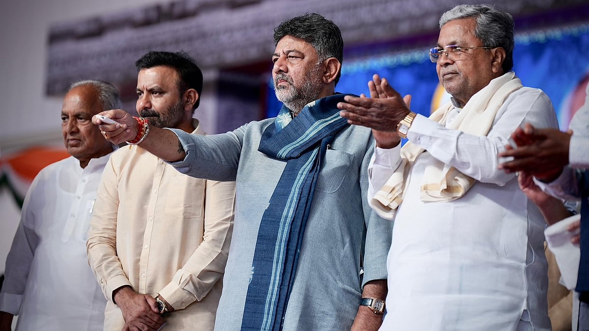 ಕೂಡ್ಲಿಗಿ ಕಾರ್ಯಕ್ರಮದಲ್ಲಿ CM-DCM ವೈಮನಸ್ಸು ಬಹಿರಂಗ; ಅಕ್ಕ ಪಕ್ಕ ಕುಳಿತರೂ ಮಾತನಾಡದ ಸಿದ್ದು-ಡಿಕೆಶಿ!