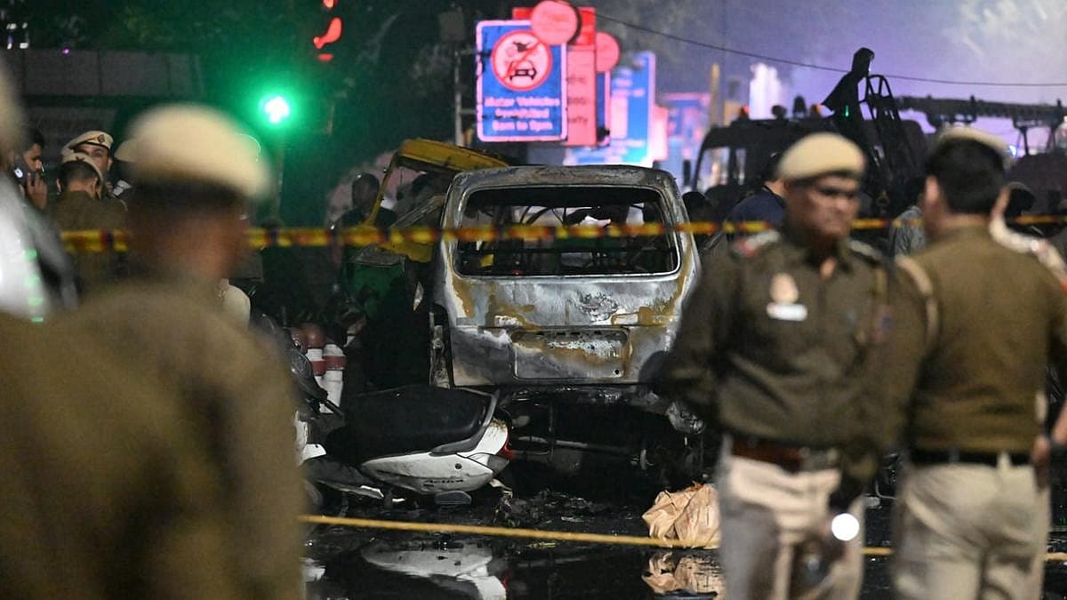 ದೆಹಲಿ ಕೆಂಪುಕೋಟೆಯ ಚಾಂದನಿ ಚೌಕ್ನ ಲಾಲ್ ಕಿಲಾ ಬಳಿ ಕಾರು ಸ್ಫೋಟಗೊಂಡಿದೆ.