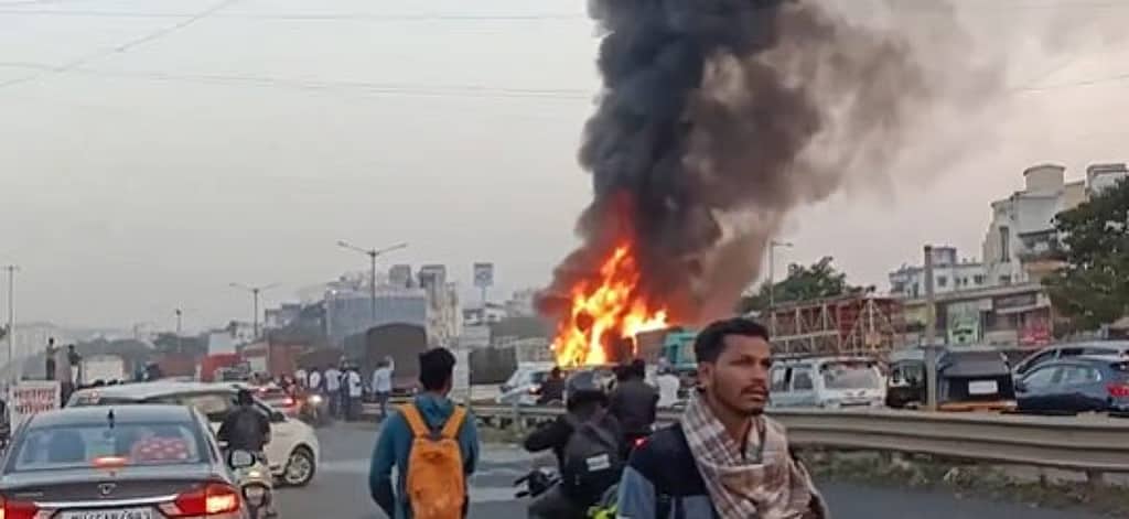 ಪುಣೆ: ವಾಹನಗಳಿಗೆ ಡಿಕ್ಕಿ ಹೊಡೆದು ಹೊತ್ತಿ ಉರಿದ ಟ್ರಕ್; ಕನಿಷ್ಠ ಎಂಟು ಮಂದಿ ಸಾವು - Video