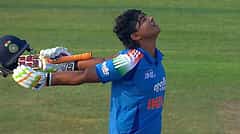 11 ಬೌಂಡರಿ, 15 ಸಿಕ್ಸರ್... 32 ಎಸೆತಗಳಲ್ಲಿ ಶತಕ: ರಿಷಬ್ ಪಂತ್ ದಾಖಲೆಗೇ ಕುತ್ತು ತಂದಿದ್ದ Vaibhav Suryavanshi!