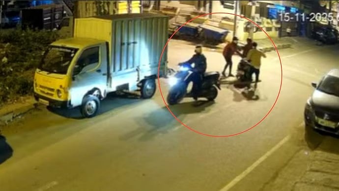 Bengaluru: ಬೈಕ್ ನಲ್ಲಿ ತೆರಳುತ್ತಿದ್ದ ವ್ಯಕ್ತಿಯ ಅಡ್ಡಗಟ್ಟಿ ದರೋಡೆ, CCTV Video ವೈರಲ್!