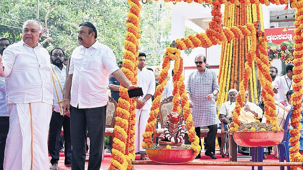 ಐತಿಹಾಸಿಕ ಕಡಲೆಕಾಯಿ ಪರಿಷೆಗೆ ಸಚಿವ ರಾಮಲಿಂಗಾ ರೆಡ್ಡಿ ಚಾಲನೆ: ಮೊದಲ ದಿನವೇ ಲಕ್ಷಕ್ಕೂ ಅಧಿಕ ಮಂದಿ ಆಗಮನ