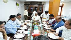 ರಿಲ್ಯಾಕ್ಸ್ ಮೂಡ್ ನಲ್ಲಿ CM-DCM: ದೆಹಲಿಯಲ್ಲಿ ಜತೆಯಾಗಿಯೇ ಭೋಜನ ಸವಿದ ಸಿದ್ದರಾಮಯ್ಯ-ಡಿ.ಕೆ ಶಿವಕುಮಾರ್