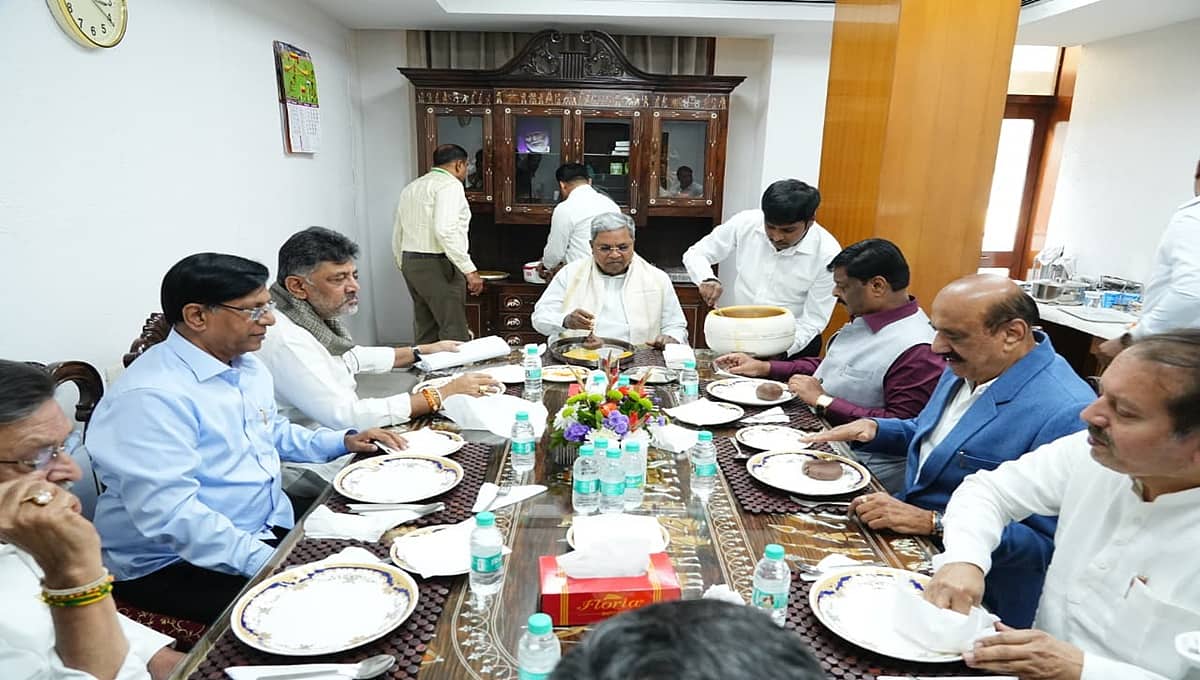 ರಿಲ್ಯಾಕ್ಸ್ ಮೂಡ್ ನಲ್ಲಿ CM-DCM: ದೆಹಲಿಯಲ್ಲಿ ಜತೆಯಾಗಿಯೇ ಭೋಜನ ಸವಿದ ಸಿದ್ದರಾಮಯ್ಯ-ಡಿ.ಕೆ ಶಿವಕುಮಾರ್