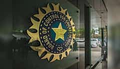 ಯೂಟ್ಯೂಬ್ ಚಾನಲ್ ಗಾಗಿ IPL ಮೈದಾನದಲ್ಲಿ ಚಿತ್ರೀಕರಣ; ಮಾಜಿ ಕ್ರಿಕೆಟಿಗನ ವಿರುದ್ಧ BCCI ಕೆಂಡಾಮಂಡಲ; ಕಾನೂನು ನೊಟೀಸ್!