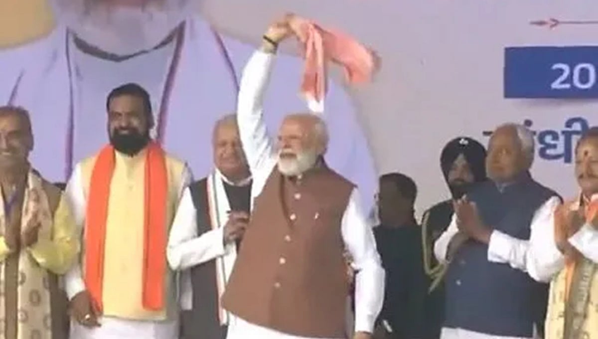 ನಿತೀಶ್ ಕುಮಾರ್ ಪ್ರಮಾಣವಚನ ಸ್ವೀಕರಿಸಿದ ನಂತರ 'ಗಮ್ಚಾ' ಬೀಸಿ ಗಮನ ಸೆಳೆದ ಮೋದಿ! Video