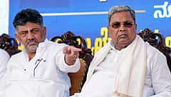ಸಿಎಂ ಹುದ್ದೆಗಾಗಿ ಮುಂದುವರಿದ ಹಗ್ಗಜಗ್ಗಾಟ: ದೆಹಲಿಯಲ್ಲಿ ಡಿ.ಕೆ ಶಿವಕುಮಾರ್ ಬಣದ ಮೇಲಾಟ; ಕುರ್ಚಿ ಉಳಿಸಿಕೊಳ್ಳಲು ಸಿದ್ದರಾಮಯ್ಯ ಹೋರಾಟ!
