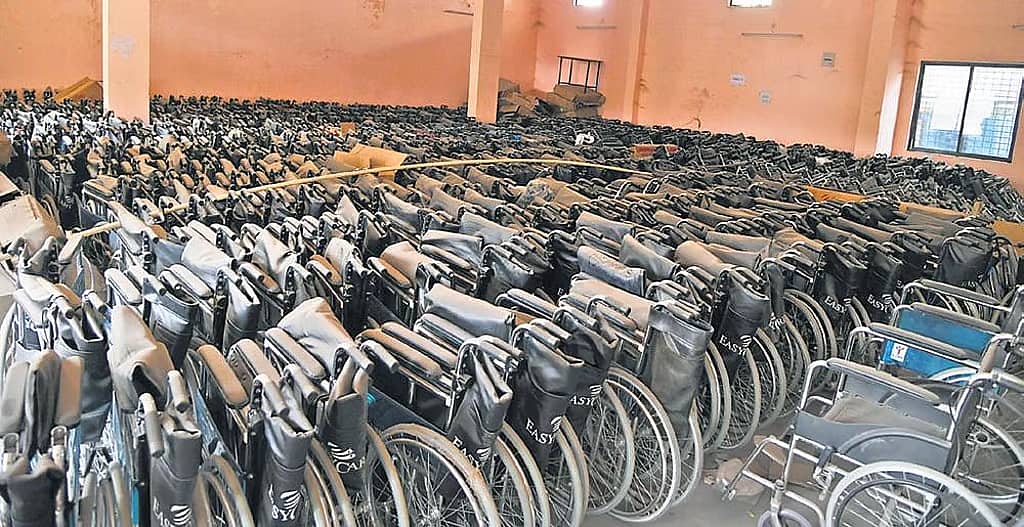 ಕೊಪ್ಪಳ ಜಿಲ್ಲಾಸ್ಪತ್ರೆಯಲ್ಲಿ ವ್ಹೀಲ್ಚೇರ್ಗೆ ಬರ: ತಾಯಿಯನ್ನು ಮೂರನೇ ಮಹಡಿಯಿಂದ ಹೊತ್ತು ತಂದ ಮಗ!