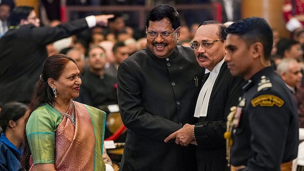 ಮಾದರಿ ನಡೆ: ನೂತನ CJI ಸೂರ್ಯಕಾಂತ್ ಗೆ ತಮ್ಮ ಸರ್ಕಾರಿ ಕಾರು ಬಿಟ್ಟುಕೊಟ್ಟ ಮಾಜಿ CJI ಗವಾಯಿ