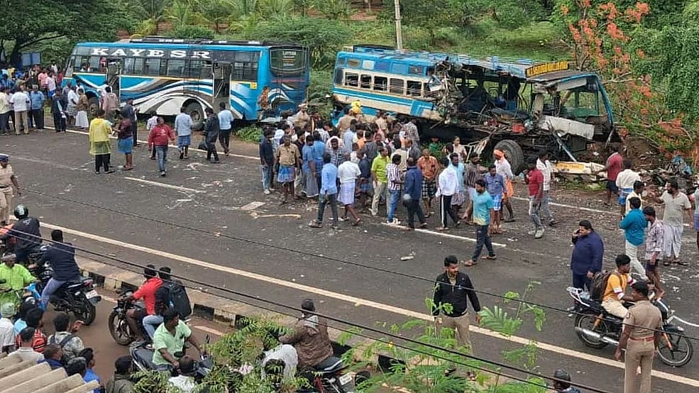 ತಮಿಳುನಾಡಿನಲ್ಲಿ ಭೀಕರ ಅಪಘಾತ: ಖಾಸಗಿ ಬಸ್ ಗಳ ಮುಖಾಮುಖಿ ಢಿಕ್ಕಿ; 6 ಸಾವು, 39 ಮಂದಿಗೆ ಗಾಯ