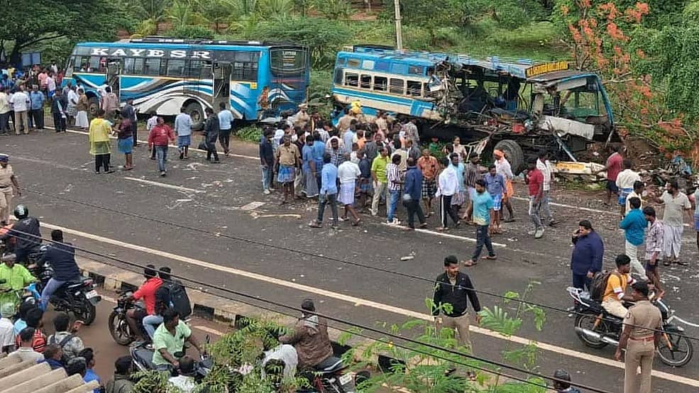 ತಮಿಳುನಾಡಿನಲ್ಲಿ ಭೀಕರ ಅಪಘಾತ: ಖಾಸಗಿ ಬಸ್ ಗಳ ಮುಖಾಮುಖಿ ಢಿಕ್ಕಿ; 6 ಸಾವು, 39 ಮಂದಿಗೆ ಗಾಯ