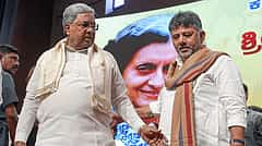 ಸಿಎಂ ಕುರ್ಚಿ ಗುದ್ದಾಟ: ಖರ್ಗೆ ಬೆಂಗಳೂರಿನಲ್ಲಿದ್ದರೂ ಡಿಕೆಶಿ ಬಣದ ಮೂರನೇ ಬ್ಯಾಚ್ ರಾತ್ರೋರಾತ್ರಿ ದೆಹಲಿಗೆ ಪ್ರಯಾಣ! ತುರ್ತು ಸಭೆಗೆ ಒತ್ತಡ?