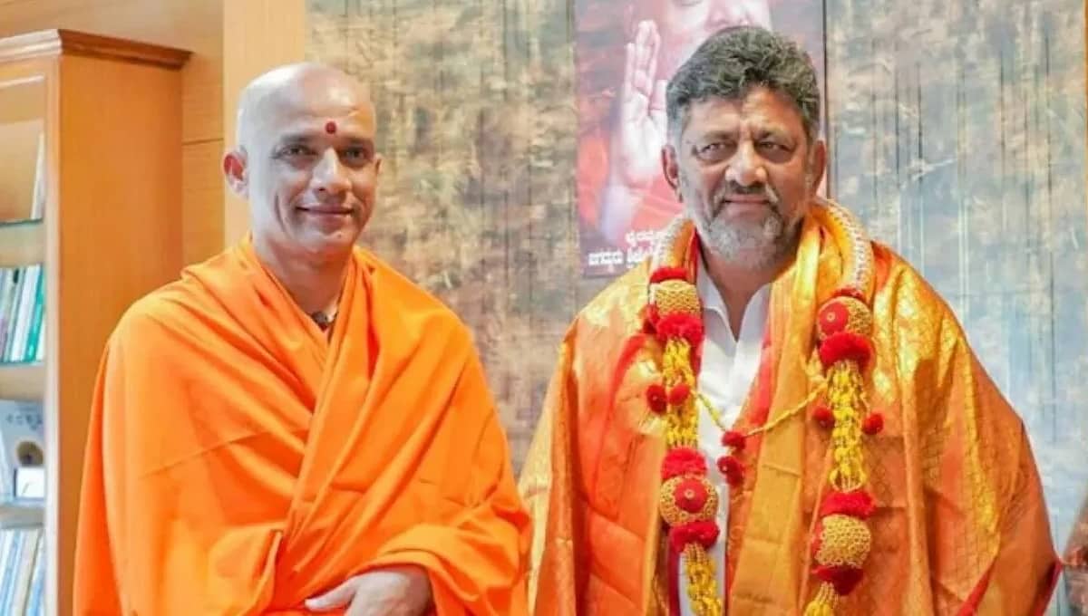 ಉಳಿದ ಅವಧಿಗೆ ಡಿ.ಕೆ ಶಿವಕುಮಾರ್ CM ಆಗಬೇಕು: DCM ಪರ ನಿರ್ಮಲಾನಂದನಾಥ ಶ್ರೀ ಬ್ಯಾಟಿಂಗ್