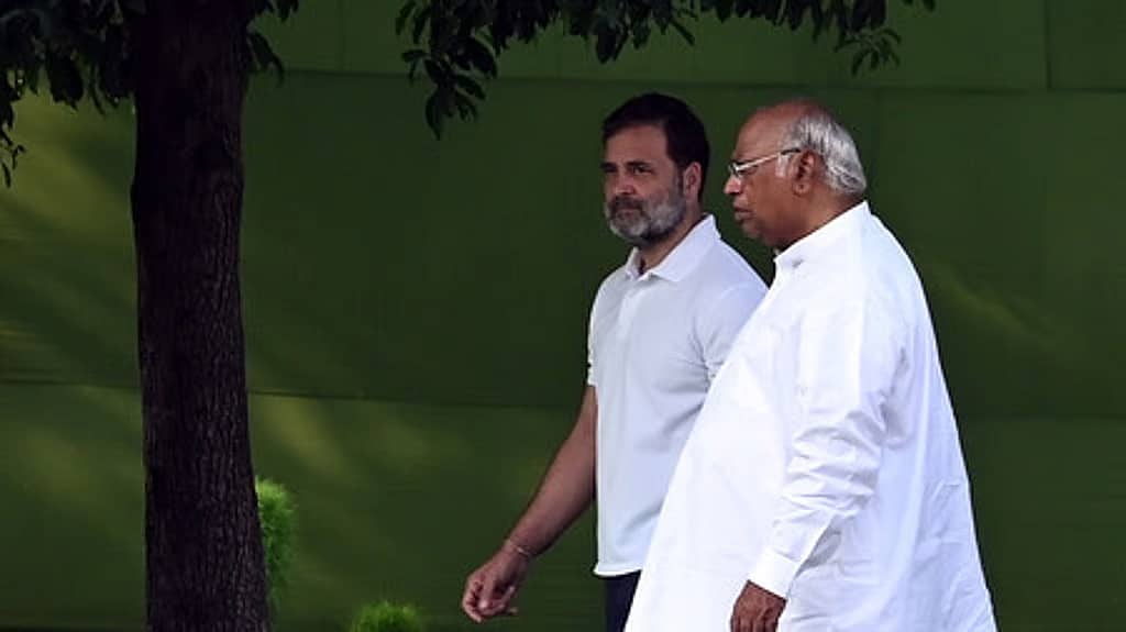 ಸಂವಿಧಾನ 'ಬಡವರ ರಕ್ಷಣಾ ಕವಚ'- ರಾಹುಲ್ ಗಾಂಧಿ; ಮೂಲ ತತ್ವಗಳನ್ನು ರಕ್ಷಿಸಿ- ಮಲ್ಲಿಕಾರ್ಜುನ ಖರ್ಗೆ