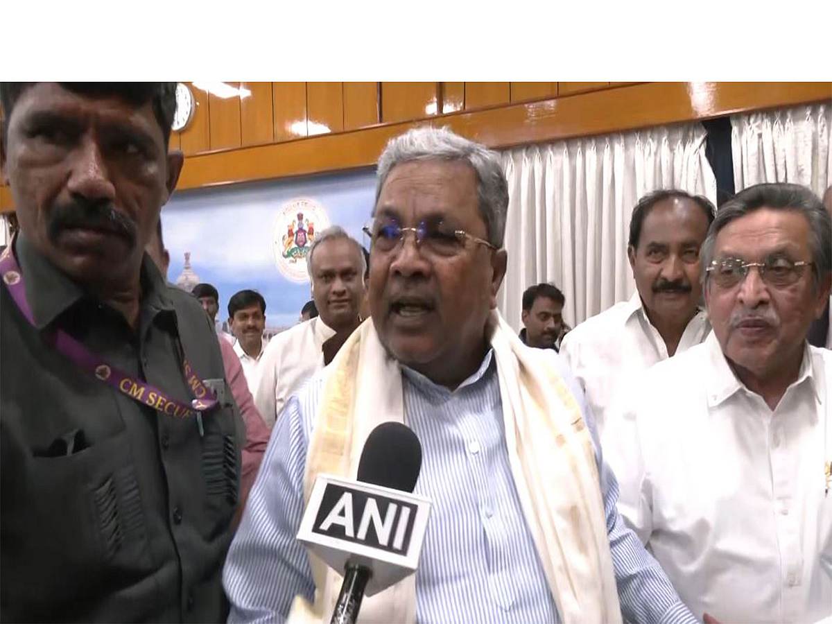 ಡಿಕೆಶಿ ಹೋಗಲಿ ಬಿಡಿ, ಆಹ್ವಾನವಿಲ್ಲದೆ ನಾನು ದೆಹಲಿಗೆ ತೆರಳಲ್ಲ: ಸಿಎಂ ಸಿದ್ದರಾಮಯ್ಯ; Video