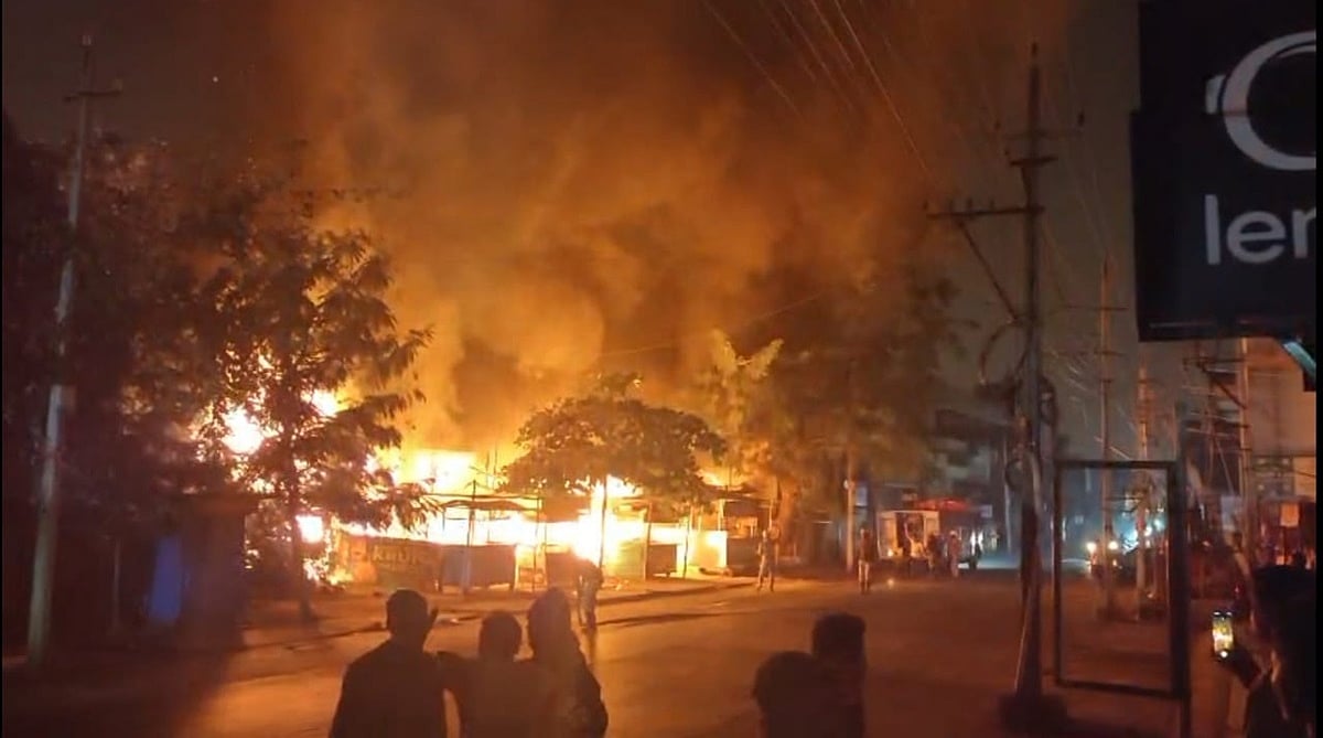 ವಿಜಯಪುರ: ಸಿಲಿಂಡರ್ ಸ್ಫೋಟದಿಂದ ಗೂಡಂಗಡಿಗಳು ಸುಟ್ಟು ಕರಕಲು
