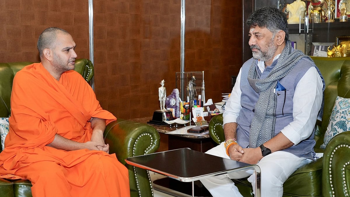 ಬಿಕ್ಕಟ್ಟಿನ ಸಮಯದಲ್ಲೂ ಎದೆಗುಂದಲಿಲ್ಲ, ಸಿಎಂ ಆಗಲು ಅವಕಾಶ ನೀಡಿ: ಡಿಕೆಶಿ ಪರ ಮತ್ತೋರ್ವ ಸ್ವಾಮೀಜಿ ಬ್ಯಾಟಿಂಗ್..!