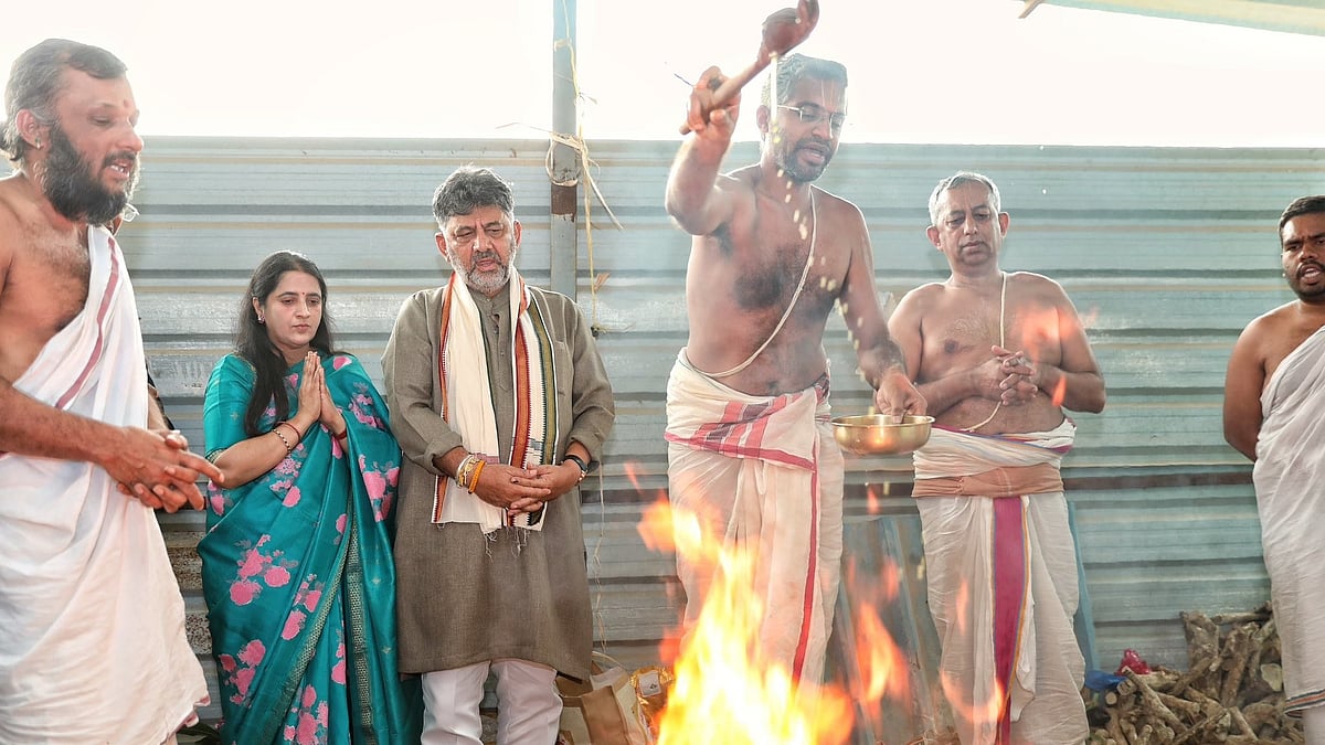 ಸಿಎಂ ಜೊತೆಗಿನ Breakfast ಮೀಟಿಂಗ್ ಬಳಿಕ ಡಿಕೆಶಿ ಟೆಂಪಲ್ ರನ್; ಭೂ ವರಾಹ ಸ್ವಾಮಿ ದೇಗುಲಕ್ಕೆ ಭೇಟಿ; ಹೋಮಕ್ಕೆ ಪೂರ್ಣಾಹುತಿ ಅರ್ಪಣೆ