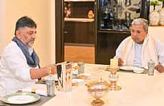 'ನಾಟಿ ಚಿಕನ್-ಇಡ್ಲಿ': ಸಿದ್ದರಾಮಯ್ಯ-ಡಿ.ಕೆ ಶಿವಕುಮಾರ್ ಬ್ರೇಕ್ ಫಾಸ್ಟ್ ಮೀಟಿಂಗ್ ವಿಶೇಷವೇನು?