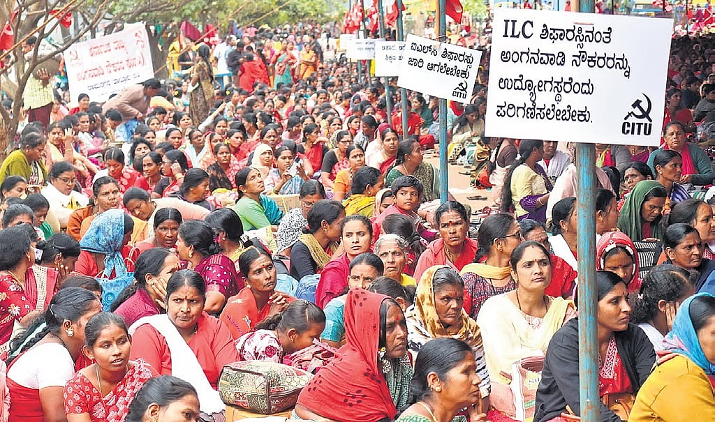 ವಿವಿಧ ಬೇಡಿಕೆಗಳ ಈಡೇರಿಸುವಂತೆ ಆಗ್ರಹ: ಅಂಗನವಾಡಿ ಕಾರ್ಯಕರ್ತೆರಿಂದ ಅನಿರ್ದಿಷ್ಟಾವಧಿ ಧರಣಿ..!