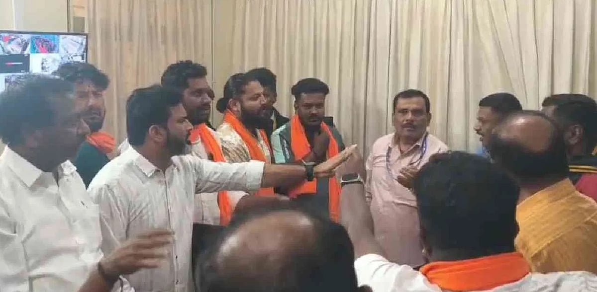 ಜನಿವಾರ ಆಯ್ತು, ಚಿಕ್ಕಮಗಳೂರಿನ ಕಾಲೇಜಿನಲ್ಲಿ ಅಯ್ಯಪ್ಪ ಮಾಲೆ ಧರಿಸಿ ಬಂದ ವಿದ್ಯಾರ್ಥಿಗಳಿಗೆ ಗೇಟ್ ಪಾಸ್: ಹಿಂದೂ ಸಂಘಟನೆಗಳ ಆಕ್ರೋಶ