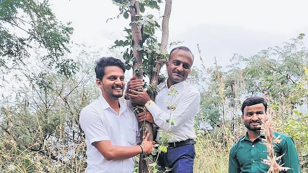 ಬಳ್ಳಾರಿ: ಗಣಿಗಾರಿಕೆ ಚಟುವಟಿಕೆಗಳಿಂದ 'ದೇವದಾರು' ಅರಣ್ಯ ಉಳಿಸಲು ರೈತರಿಂದ 'ಅಪ್ಪಿಕೊ' ಚಳುವಳಿ!