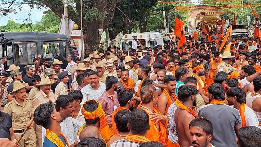 ಸಂಕೀರ್ತನಾ ಯಾತ್ರೆ: ಹನುಮ ಮಾಲಾಧಾರಿಗಳಿಂದ ಜಾಮೀಯಾ ಮಸೀದಿಗೆ ನುಗ್ಗಲು ಯತ್ನ, ಕೆಲಕಾಲ ಉದ್ವಿಗ್ನ ವಾತಾವರಣ ಸೃಷ್ಟಿ