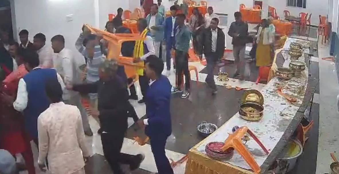 'ರಸಗುಲ್ಲಾ ಶಾರ್ಟೇಜ್': ವಧು-ವರನ ಕುಟುಂಬ ಮಧ್ಯೆ ಜಗಳ; ಹೊಡೆದಾಟ, ಬಡಿದಾಟ, ಮದುವೆಯೇ ಕ್ಯಾನ್ಸಲ್-Video