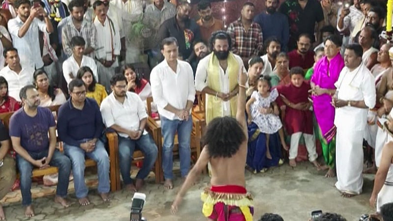 'ಕಣ್ಣೀರು ಸುರಿಸಬೇಡ ನಿನ್ನ ಹಿಂದೆ ನಾನಿದ್ದೇನೆ': ರಿಷಬ್‌ ಶೆಟ್ಟಿಗೆ ಪಂಜುರ್ಲಿ ದೈವ ಅಭಯ; Video